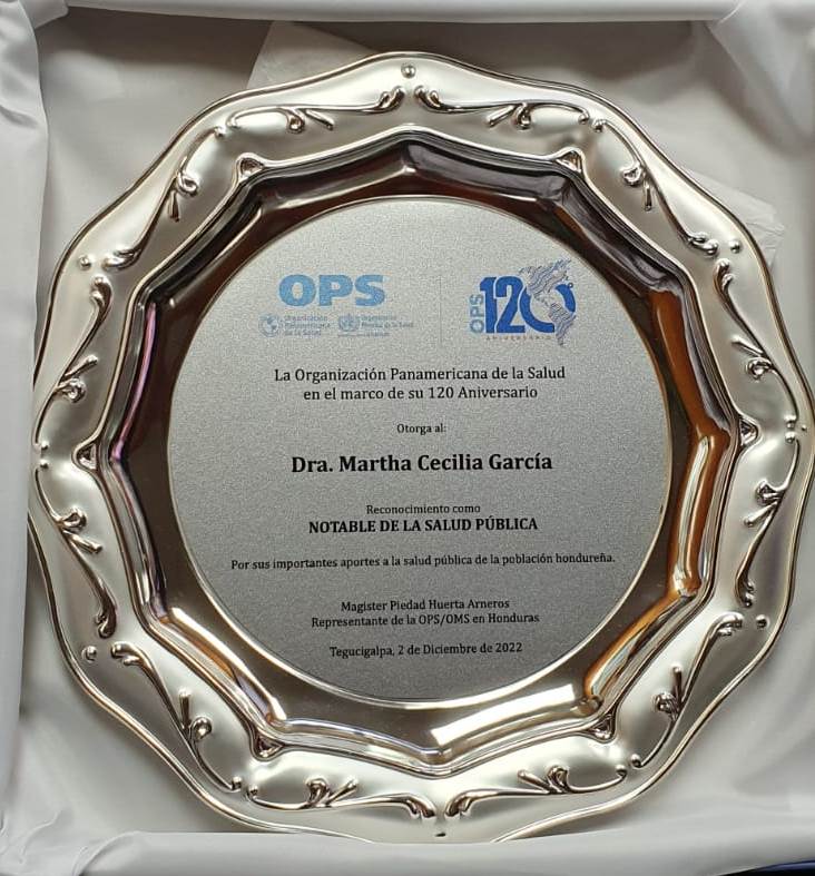 OPS brinda reconocimiento a autoridades y exdocentes e investigadores de la UNAH